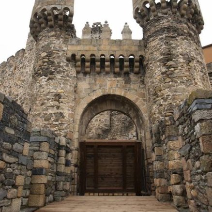 El castillo de los Templarios acoge de forma permanente una muestra sobre Enrique Gil y Carrasco | Leonoticias